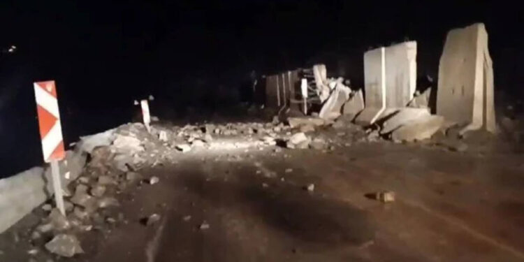 Hakkari-Van karayolu ulaşıma kapandı: 3 noktada heyelan