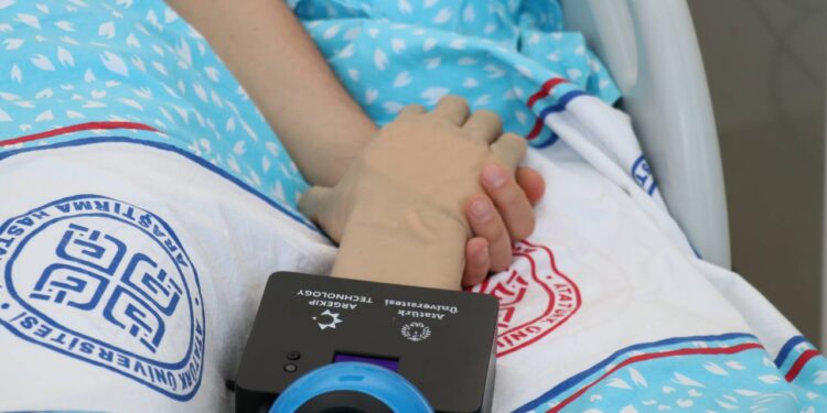 Hastalarının elini tutacak robot kol geliştirildi