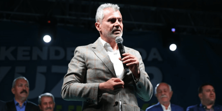 Hatay'da seçimi önde tamamlayan AKP'li Mehmet Öntürk mazbatasını aldı