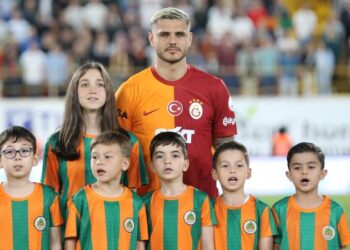 Her yerde bize bir aşkla yaklaşıyorlar