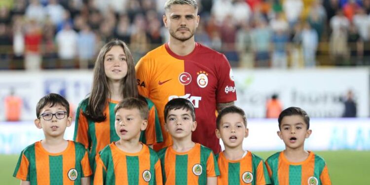 Her yerde bize bir aşkla yaklaşıyorlar