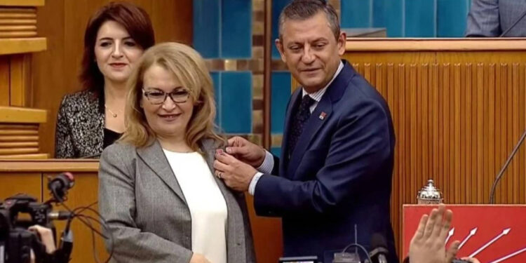 İYİ Parti'den istifa eden Ayşe Sibel Yanıkömeroğlu CHP'ye katıldı