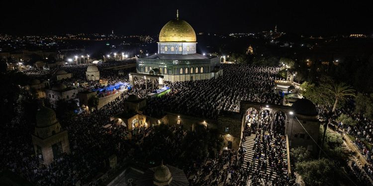 İsrail polisi Mescid-i Aksa'da Kadir Gecesi'nde ibadet edenlere saldırdı