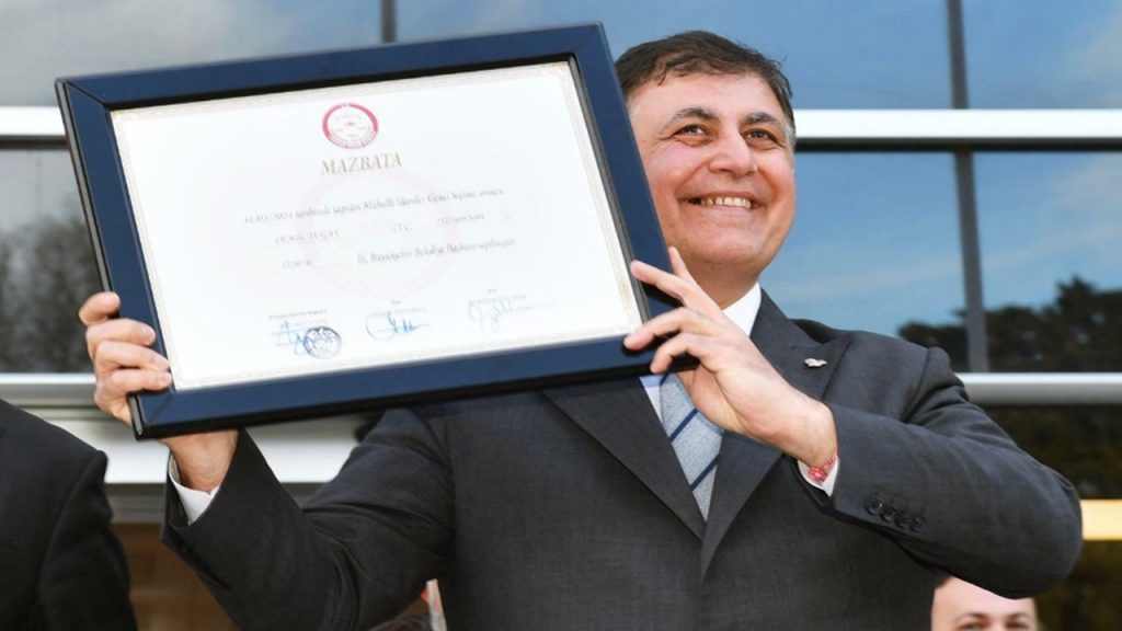 İzmir Büyükşehir Belediye Başkanı Dr. Cemil Tugay, mazbatasını aldı: 'Güzel bir 5 yıl olsun'