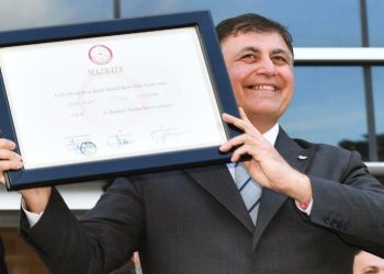 İzmir Büyükşehir Belediye Başkanı Dr. Cemil Tugay, mazbatasını aldı: 'Güzel bir 5 yıl olsun'
