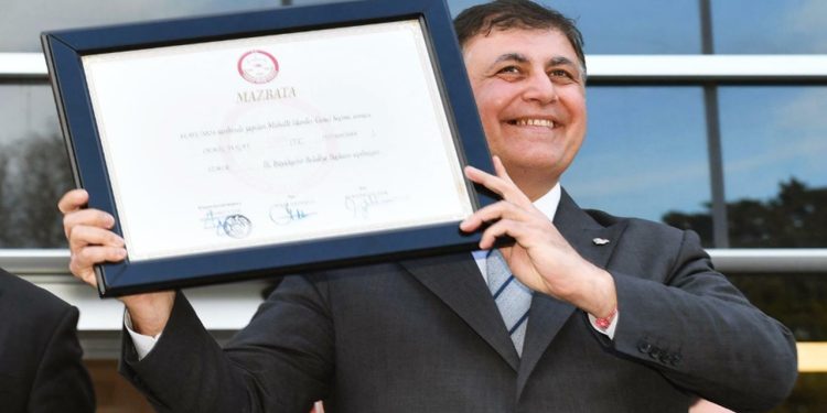 İzmir Büyükşehir Belediye Başkanı Dr. Cemil Tugay, mazbatasını aldı: 'Güzel bir 5 yıl olsun'