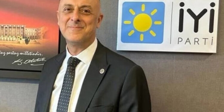 İzmir Milletvekili Ümit Özlale, İYİ Parti’den istifa etti