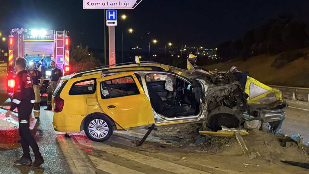 İzmir'de taksi bariyere girdi: 1 ölü, 5 yaralı