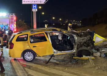 İzmir'de taksi bariyere girdi: 1 ölü, 5 yaralı