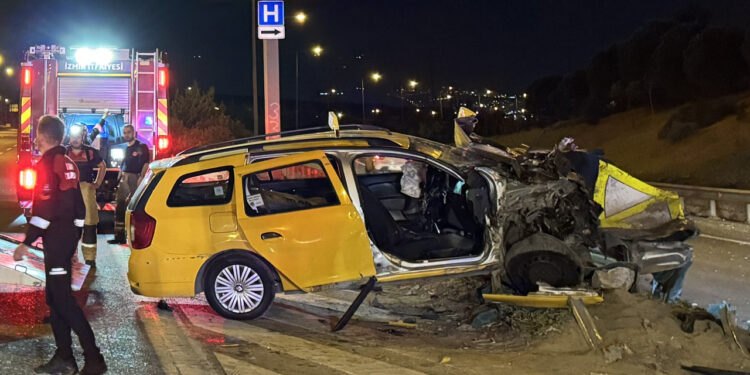 İzmir'de taksi bariyere girdi: 1 ölü, 5 yaralı