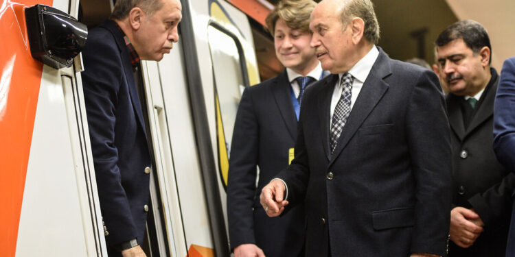 Kadir Topbaş’ın danışmanından AKP’ye: Para peşinde koşanlar itibar görüyor