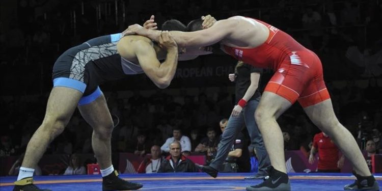 Milli güreşçiler Enes Başar ile Burhan Akbudak, Türkiye'ye olimpiyat kotası getirdi