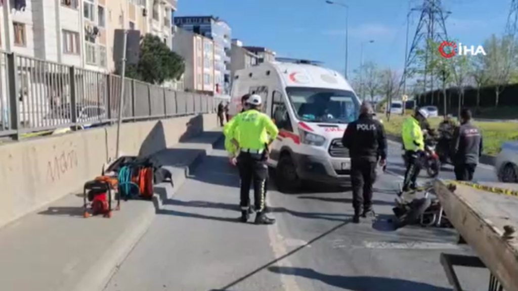 Motosiklet sürücüsü feci şekilde can verdi: Kafası duvar ile trafik uyarı levhası arasına sıkıştı