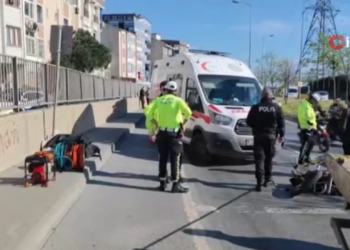 Motosiklet sürücüsü feci şekilde can verdi: Kafası duvar ile trafik uyarı levhası arasına sıkıştı