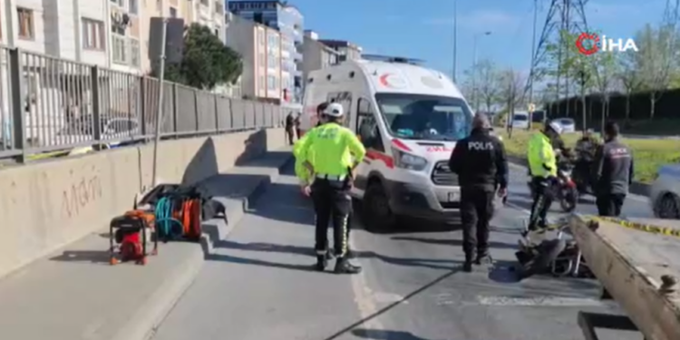 Motosiklet sürücüsü feci şekilde can verdi: Kafası duvar ile trafik uyarı levhası arasına sıkıştı