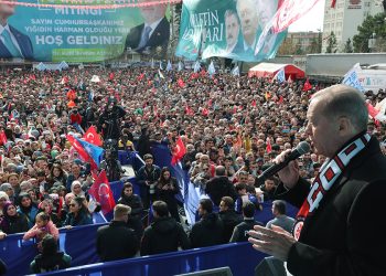 Mümtaz’er Türköne’den önemli uyarı: İktidar kaybetti, muhalefet kazanmadı!