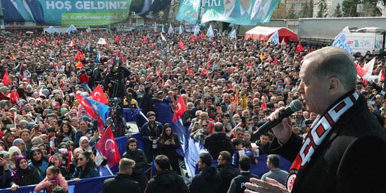 Mümtaz’er Türköne’den önemli uyarı: İktidar kaybetti, muhalefet kazanmadı!