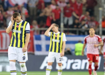 Olympiakos'a 3-2 mağlup olan Fenerbahçe, tur şansını İstanbul'a bıraktı