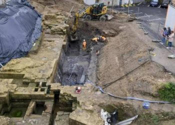 Otelin altında 14. yüzyıldan kalma bir kale bulundu