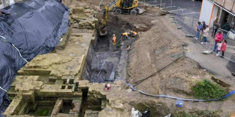 Otelin altında 14. yüzyıldan kalma bir kale bulundu