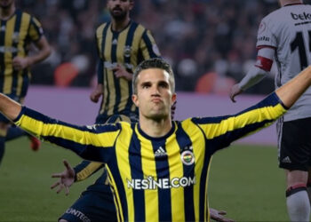 Robin van Persie geri dönüyor