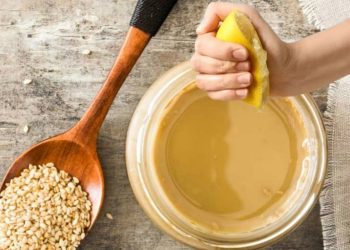 Sabahları aç karnına 1 kaşık yiyende o sorundan eser kalmıyor. Tahinin içerisine birkaç damla damlatmanız yeterli. Tahin limon karışımının faydaları nelerdir?