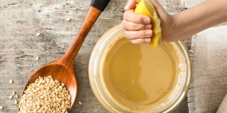 Sabahları aç karnına 1 kaşık yiyende o sorundan eser kalmıyor. Tahinin içerisine birkaç damla damlatmanız yeterli. Tahin limon karışımının faydaları nelerdir?