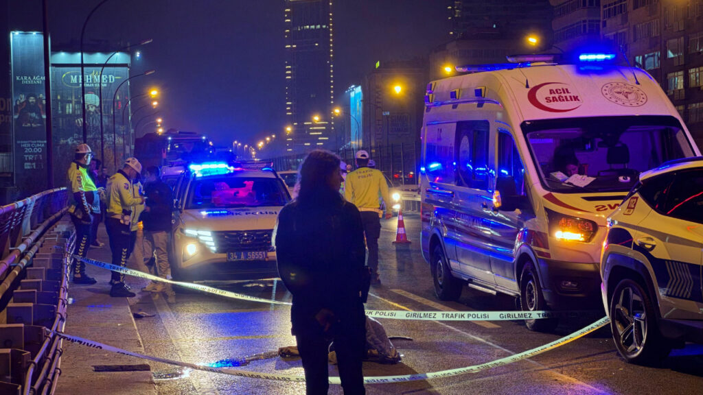 Şişli'de feci kaza! Bariyerlere çarptıktan sonra devrilen motosikletin sürücüsü öldü