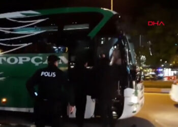Tokat’ta yolcu otobüsünde panik! Muavini kırık soda şişesiyle rehin aldı