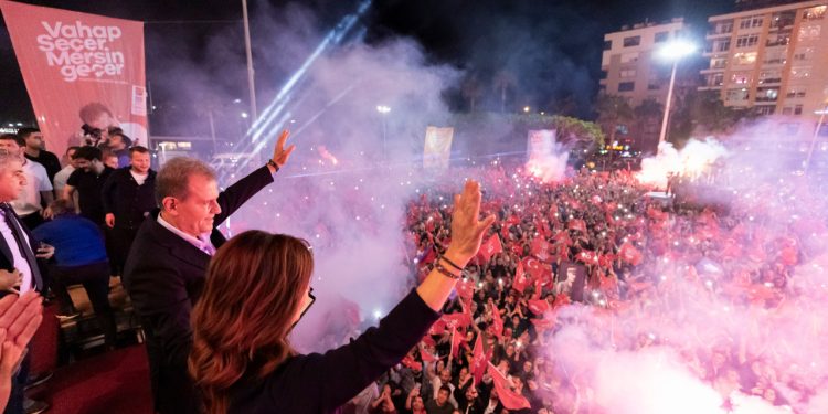 Vahap Seçer zafer konuşması yaptı: Mersin, Atatürk'ün kenti olduğunu tescil etti