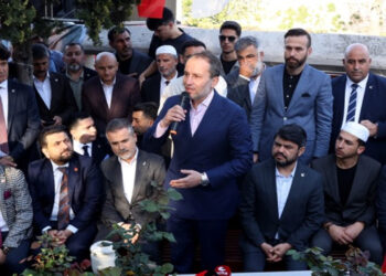 YRP Genel Başkanı Fatih Erbakan, babası Prof. Dr. Necmettin Erbakan'ın kabrini ziyaret etti