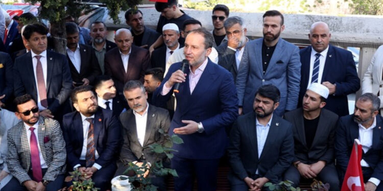 YRP Genel Başkanı Fatih Erbakan, babası Prof. Dr. Necmettin Erbakan'ın kabrini ziyaret etti