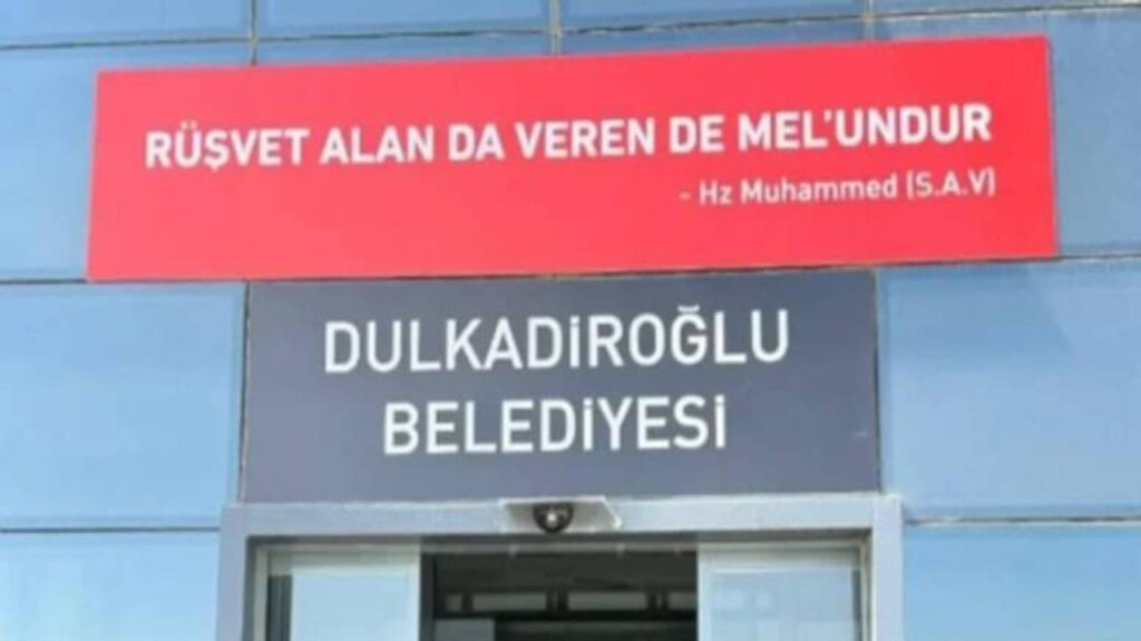 Yeniden Refah kazandığı 65 belediyenin girişine “rüşvet” tabelası astı