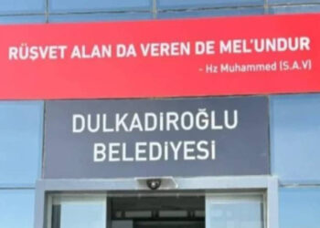 Yeniden Refah kazandığı 65 belediyenin girişine “rüşvet” tabelası astı