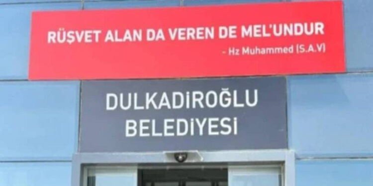 Yeniden Refah kazandığı 65 belediyenin girişine “rüşvet” tabelası astı