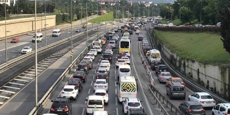 Bayramın son günü kamyon, çekici ve tanker cinsi araçlar için 24 saatlik trafik kısıtlaması