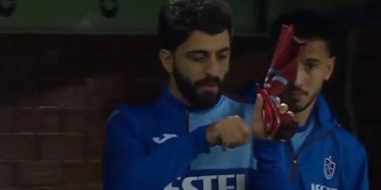 Umut Bozok çok konuşulan el hareketi için açıklama yaptı