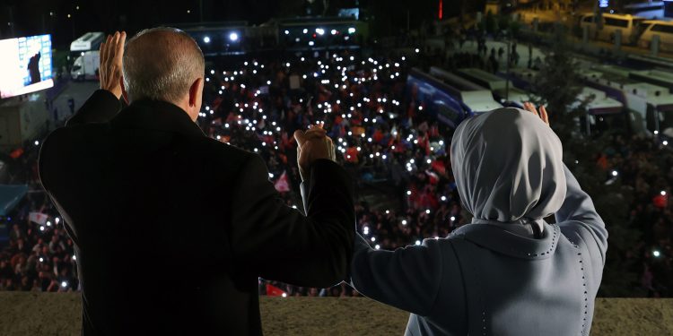 Mümtaz’er Türköne yazdı… Görgüsüzlük kaybetti