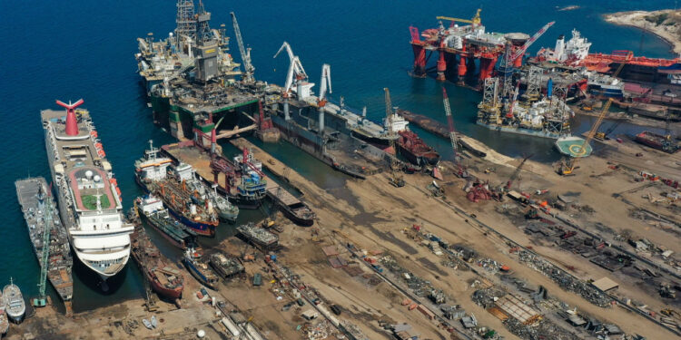 Greenpeace daha önce asbest uyarısı yapmıştı: İtalyan donanmasına ait gemiler İzmir’e demirledi