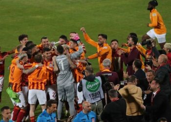 Fenerbahçe’nin sahadan çekildiği Süper Kupa gecesi Avrupa’da manşetlerde