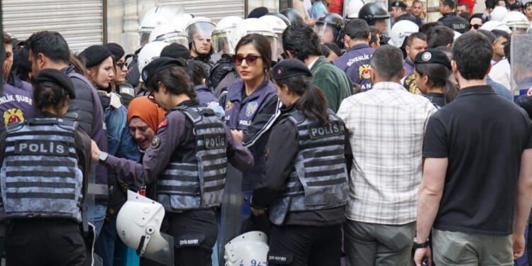 Taksim’de İsrail’i protesto eden başörtülü kadınlar, polis tarafından darp edildi