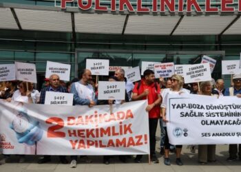 Sağlıkçılardan muayene süresini 2 dakikaya düşüren hastaneye protesto