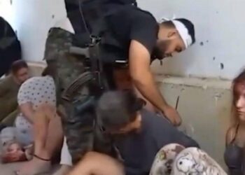 Esir kadın askerlerin görüntüleri tepkilere neden oldu