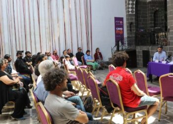 Amed Tiyatro Festivali’nde ‘Güney’deki Kürt Tiyatrosu’ konuşuldu