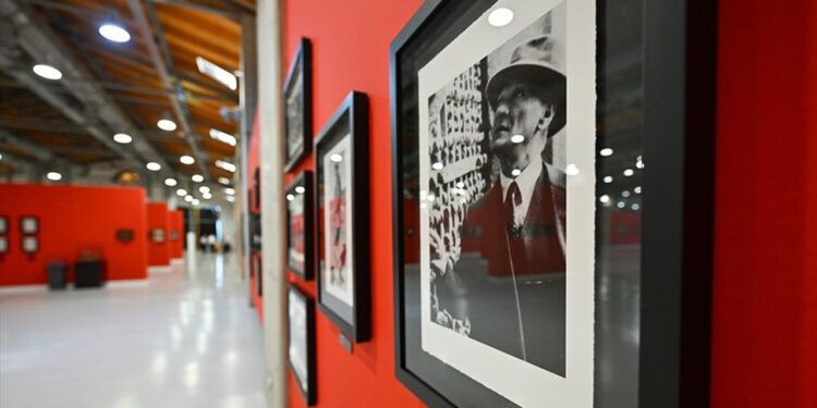 Atatürk'ün az bilinen fotoğrafları 'Karanlıkta Akan Bir Yıldız' sergisinde açığa çıkıyor