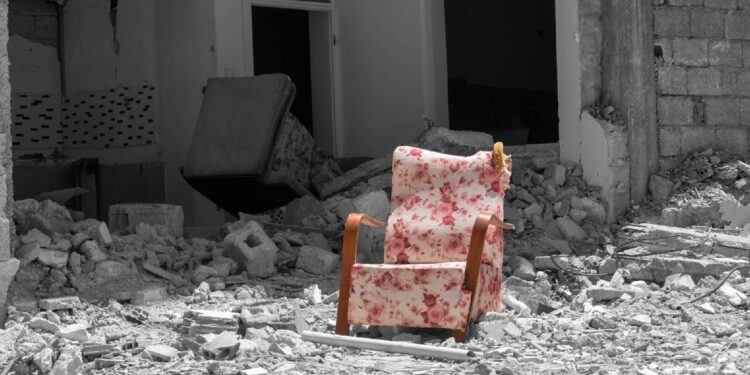 Beni bu yaşımda dışarı atmasınlar; isterlerse öldürsünler