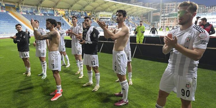 Beşiktaş'ta yaprak dökümü; 4 oyuncu ile yollar ayrılıyor