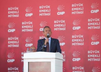 Binlerce emekli Tandoğan Meydanı'nda bir araya geldi