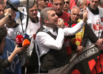 Çelik yelek giyen eğitimcilerden Yusuf Tekin’e istifa çağrısı: ‘Ne yapalım okula çelik yelekle mi gidelim?’