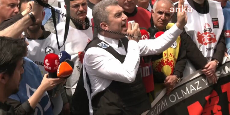 Çelik yelek giyen eğitimcilerden Yusuf Tekin’e istifa çağrısı: ‘Ne yapalım okula çelik yelekle mi gidelim?’